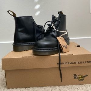 NWT Dr Marten 6 Eye Lace Up Boot